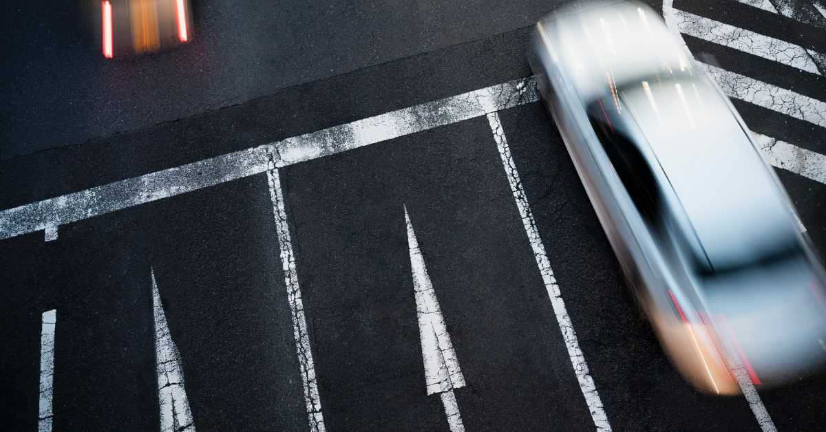 ภาพประกอบเนื้อหา รู้จักการตีเส้นสีเรืองแสง เพื่อสร้างความปลอดภัยในการใช้รถใช้ถนน ตีเส้นสีเรืองแสงบนถนน คืออะไร มีข้อดีอะไรบ้าง