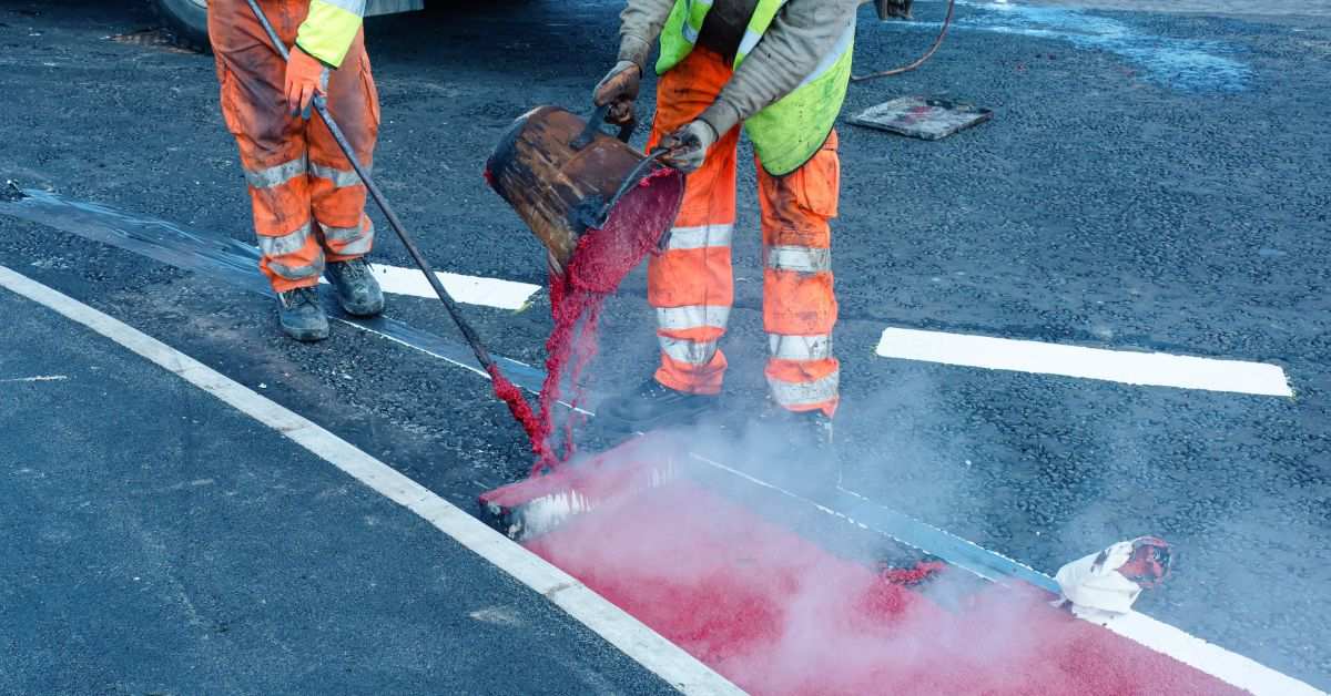 ภาพประกอบเนื้อหา พามาส่อง ขั้นตอนการตีเส้นจราจร กว่าจะเป็นเส้นถนนต้องทำอะไรบ้าง? ขั้นตอนการตีเส้นจราจร มีอะไรบ้าง