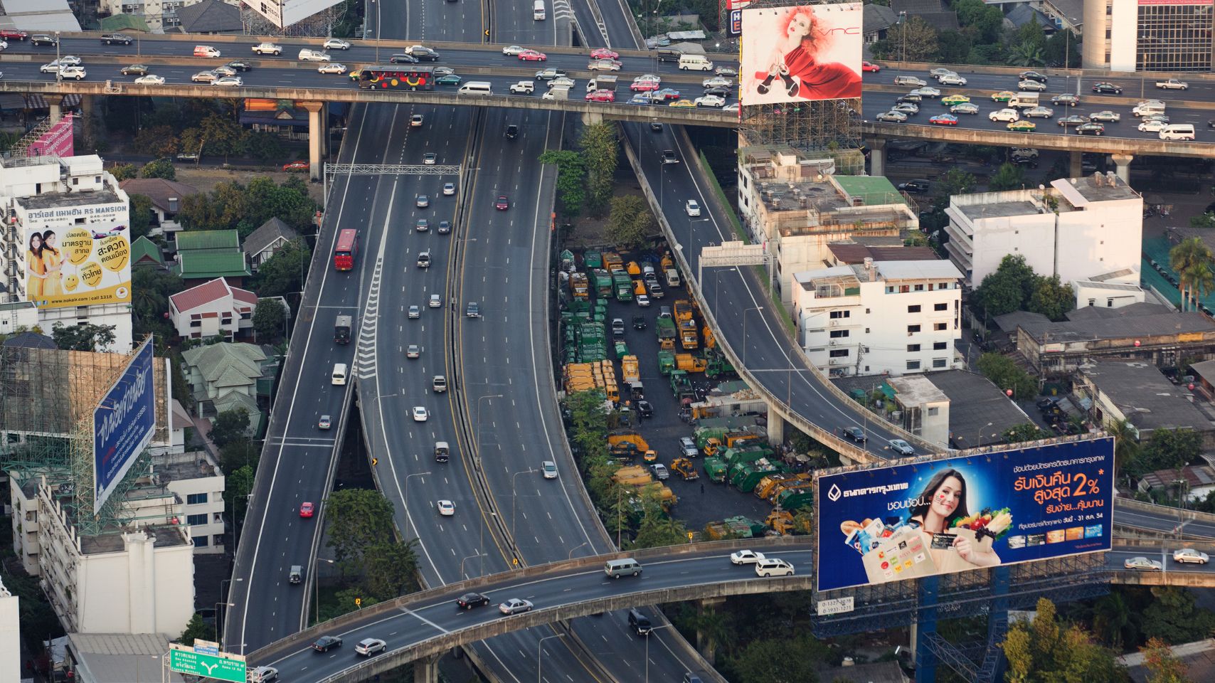 ตีเส้นจราจรบนทางด่วน