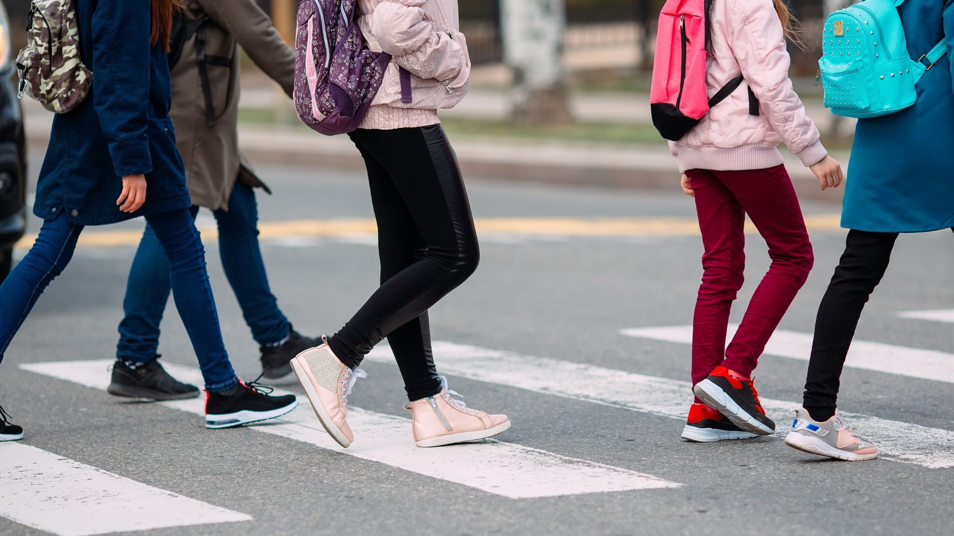 ตีเส้นจราจรหหน้าโรงเรียน