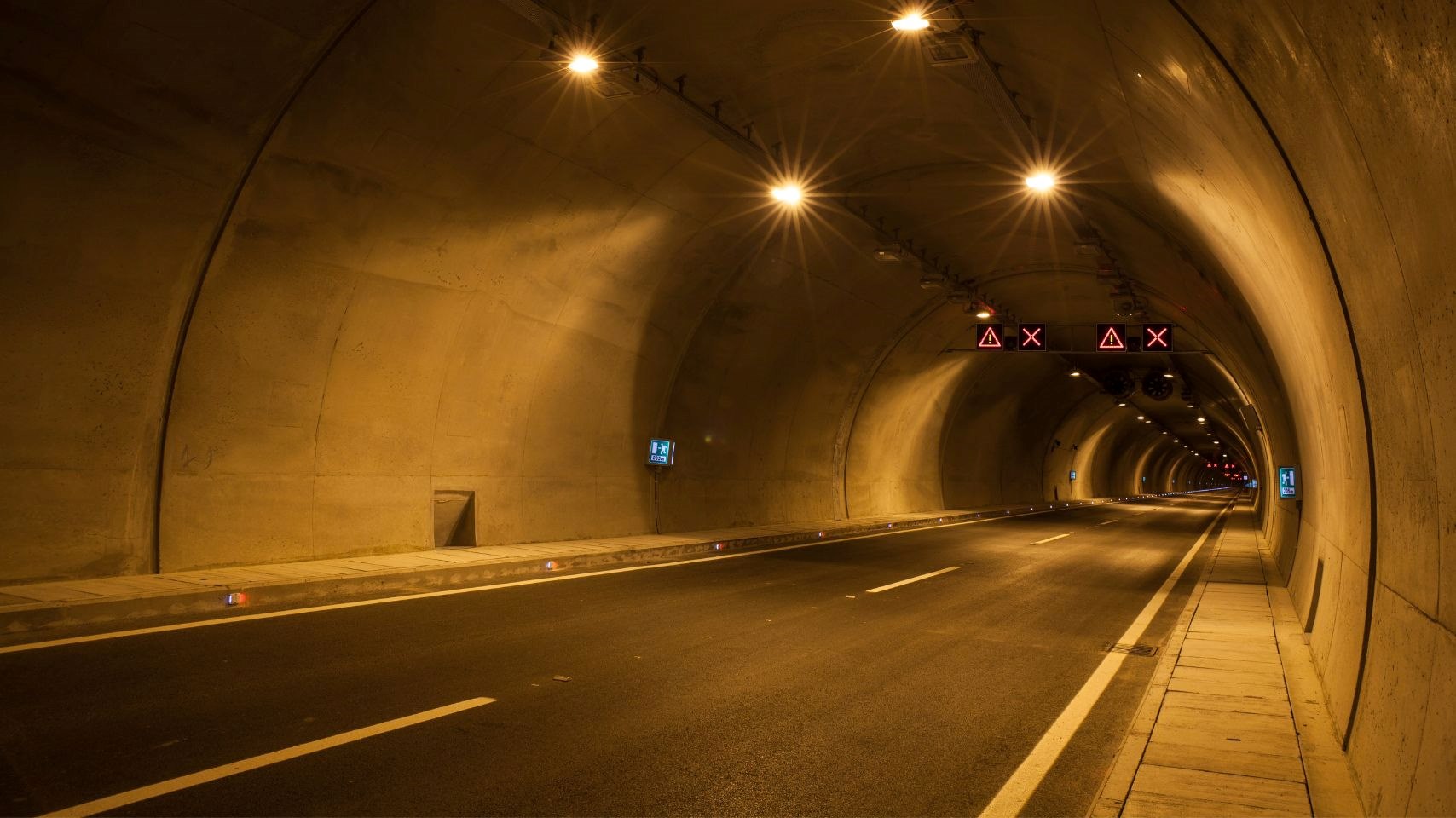 ตีเส้นจราจรในอุโมงค์