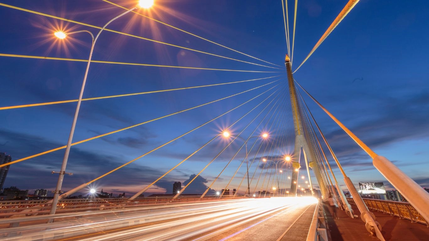 ตีเส้นถนนบนสะพาน