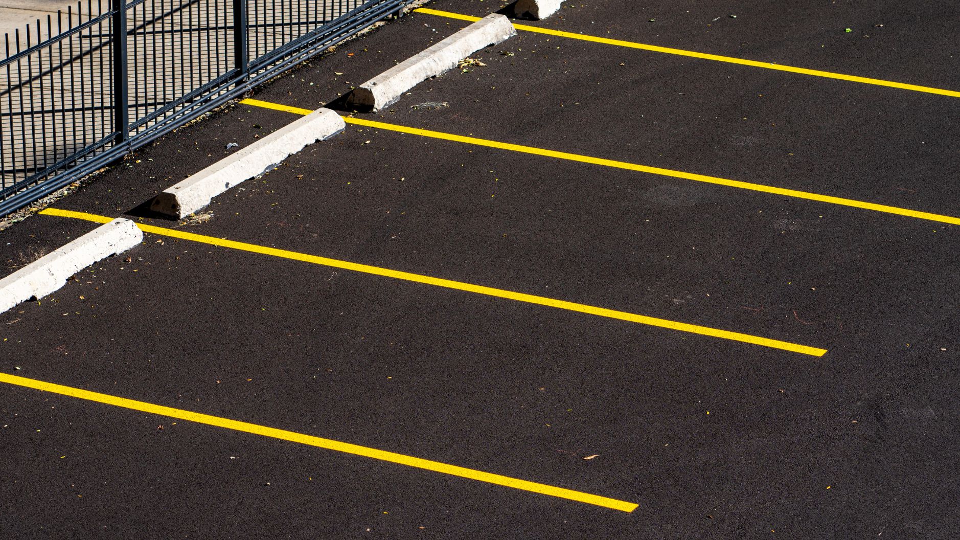 ตีเส้นเหลืองลานจอดรถ