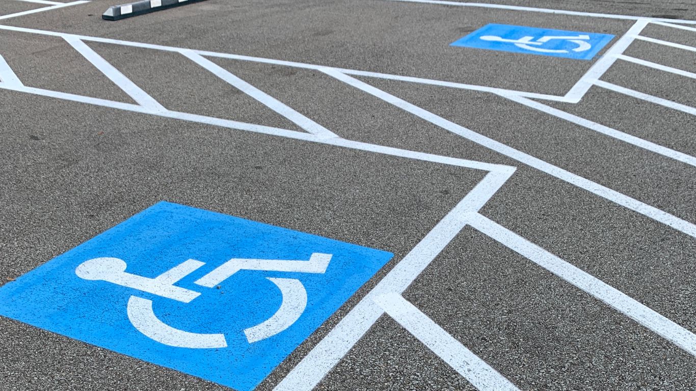 เส้นบอกพื้นที่ห้ามจอดส่วนกลาง