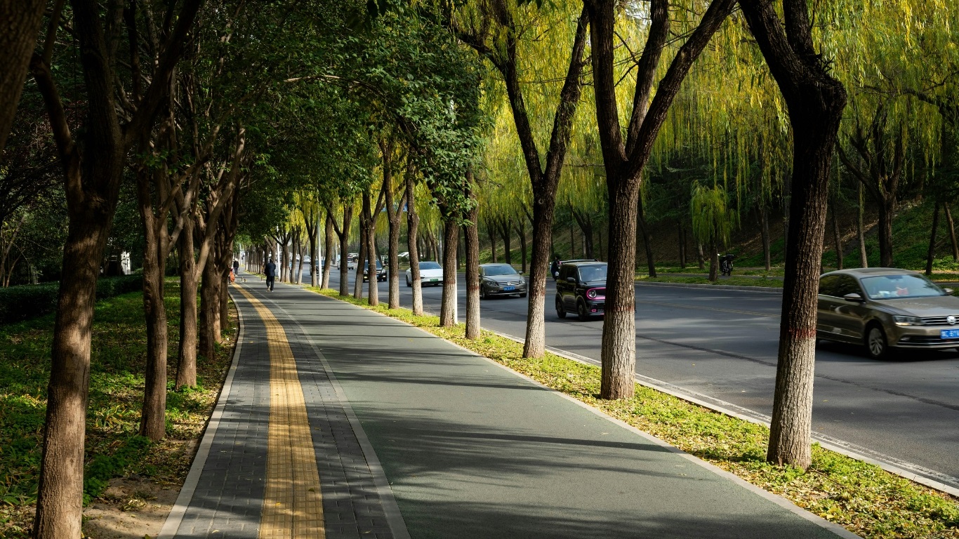 จัดระเบียบพื้นที่ด้วยการทาสีฟุตบาท