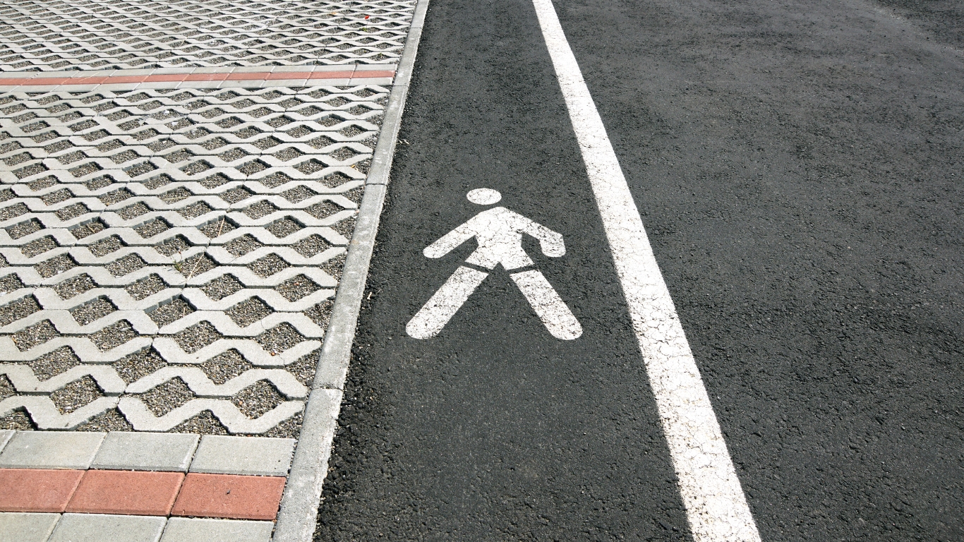 ปรับปรุงและซ่อมแซมพื้นผิวฟุตบาท