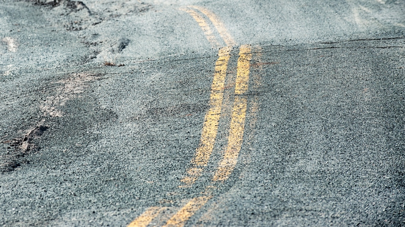 งานตีเส้นถนนไม่ชัดเจน